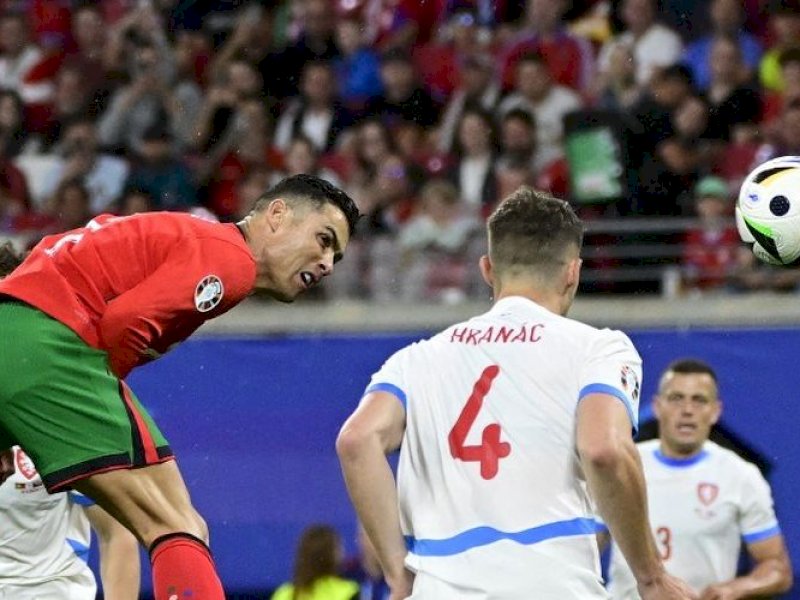 Ronaldo menanduk bola ke gawang Ceko. (int) 