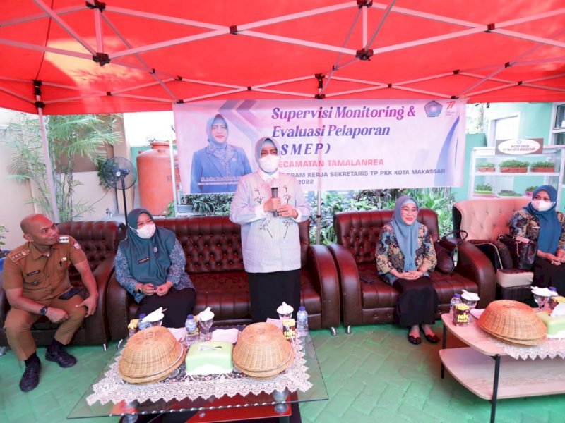Ketua TP PKK Kota Makassar, Indira Yusuf Ismail, saat melakukan SMEP program kerja TP PKK di Kecamatan Tamalanrea.