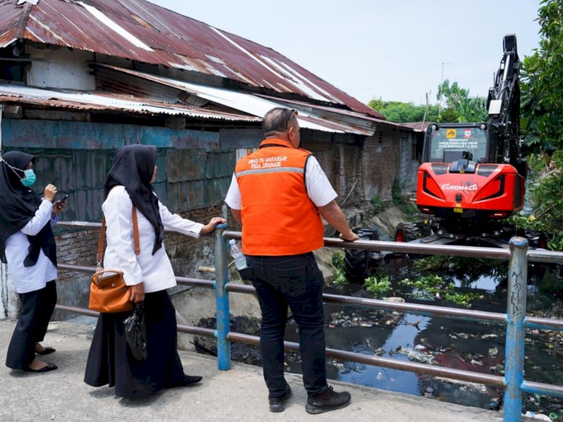 Cegah Banjir, Satgas Drainase PU Makassar Bersihkan Saluran Asrama Lompo Battang