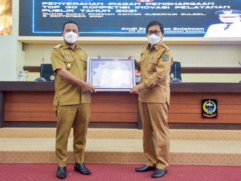 Suaib Mansur saat menerima penghargaan dari Plt Gubernur Sulsel.