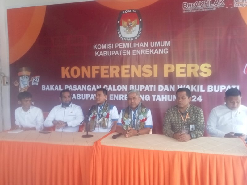 Mitra Fakhruddin MB-Mahmuddin mendaftarkan diri di KPU Enrekang, Rabu (28/08/2024) sekitar pukul 10.10 WITA.