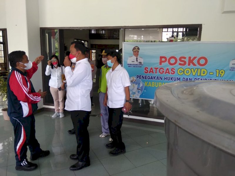 Bupati Toraja Utara Yohanis Bassang (Ombas) menyambut kedatangan Kabinda Sulsel Brigjen TNI Dwi Surjadmodjo bersama rombongannya di Loby Kantor Bupati.
