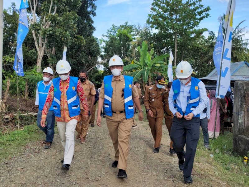 Bupati Wajo Amran Mahmud meresmikan listrik masuk desa. (Foto: Ist)