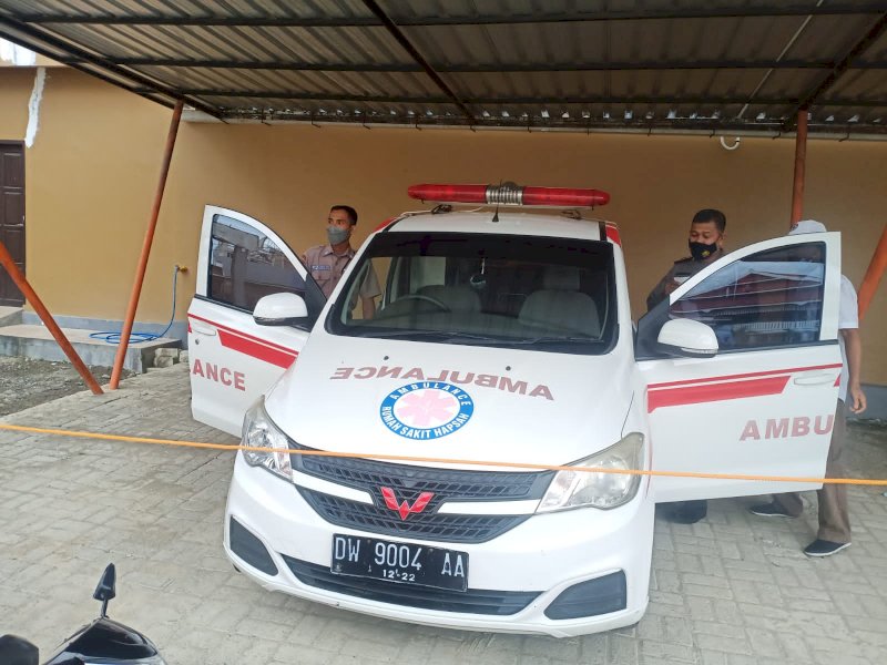 Personel Polres Bone membagikan dan memasang stiker pengawalan gratis kepada ambulance. (Ist)