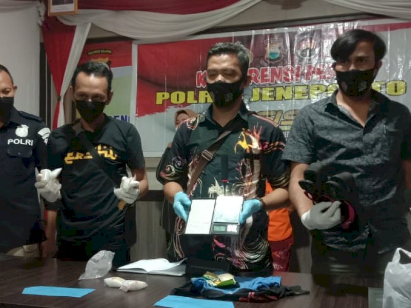 Personel Polres Jeneponto memperlihatkan barang bukti kepada awak media. (Ist)