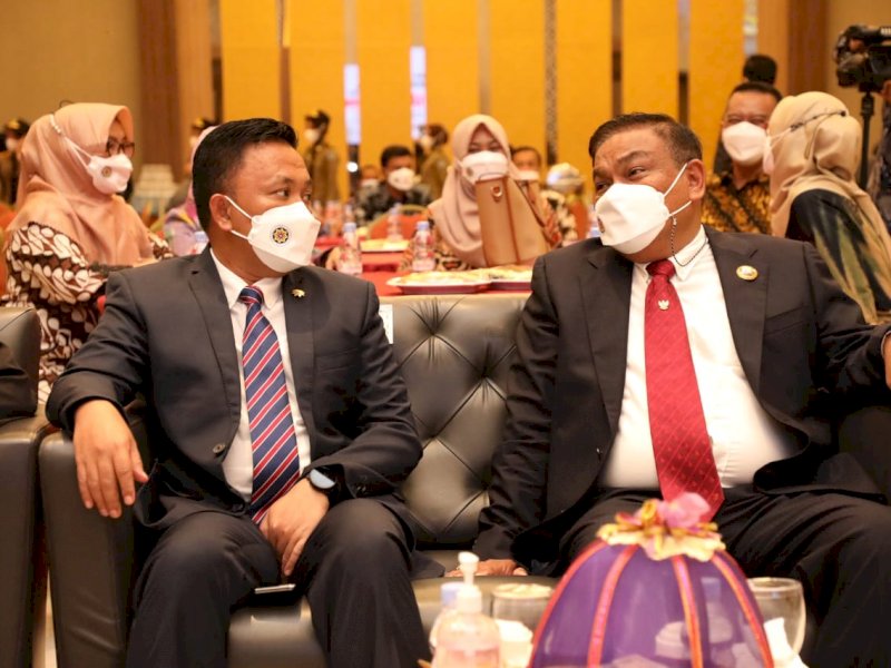 Bupati Bantaeng Ilham Azikin bersama Bupati Bone Andi Fahsar Padjalangi. (Foto: Syamsuddin)