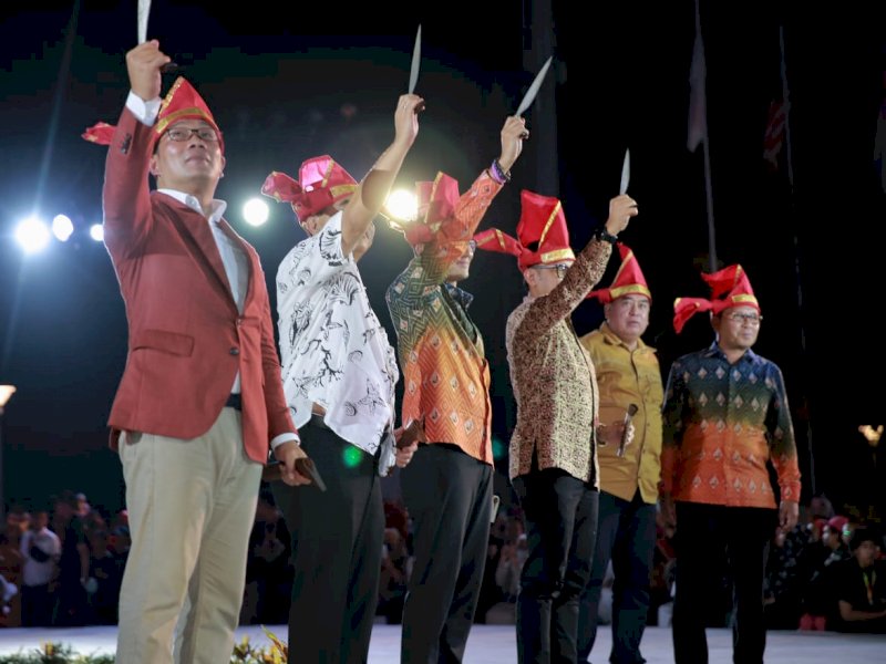 4 tokoh nasional mendapat badik pusaka khas Makassar pada pagelaran Makassar F8