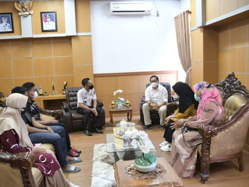 Pihak PPK 2.4 Balai Besar Jalan Nasional Makassar saat menemui Wakil Bupati Lutra Suaib Mansur.