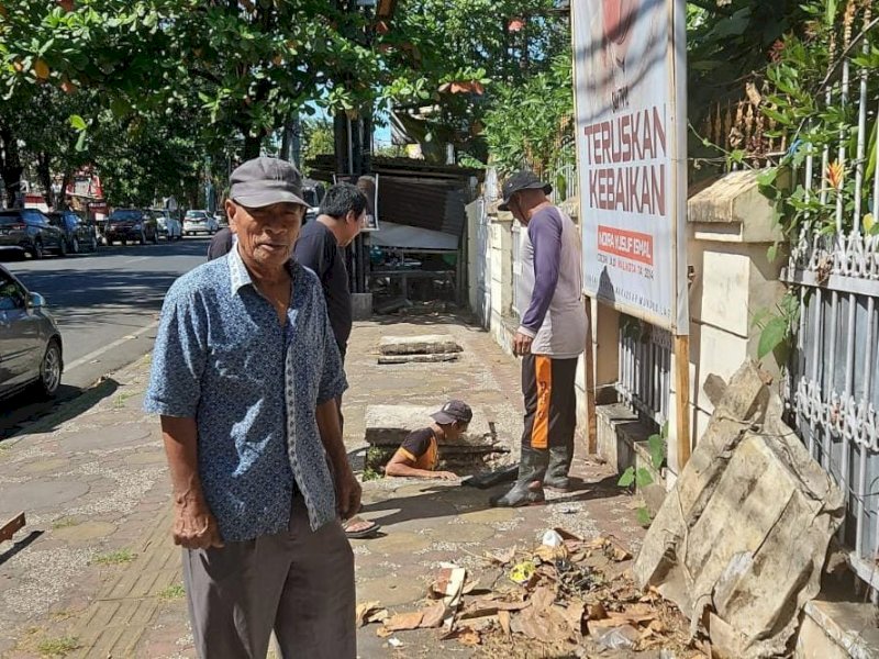 Dinas PU Makassar Bersihkan Saluran Sekunder di Kecamatan Mariso