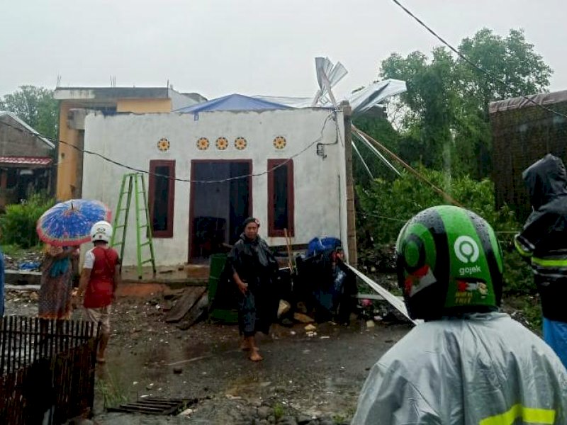 Atap rumah salah seorang warga Kecamatan Manggala terlepas akibat angin puting beliung. (Ist)