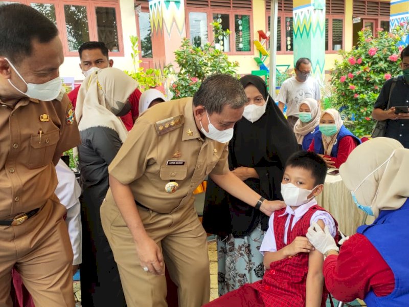 Bupati Wajo Amran Mahmud meninjau vaksinasi untuk usia 6-11 tahun. (Ist)