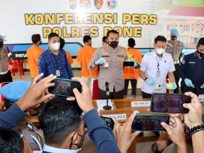 Kapolres Bone AKBP Ardyansyah memberikan keterangan pers terkait penangkapan lima pelaku kejahatan narkoba. (Ist)