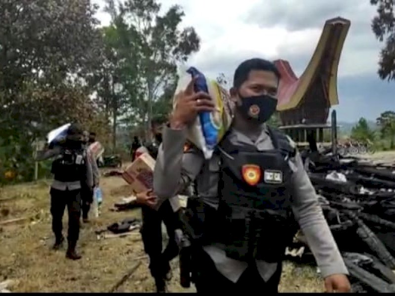 Personel Sat Samapta Polres Tator bantu korban kebakaran. (Ist)