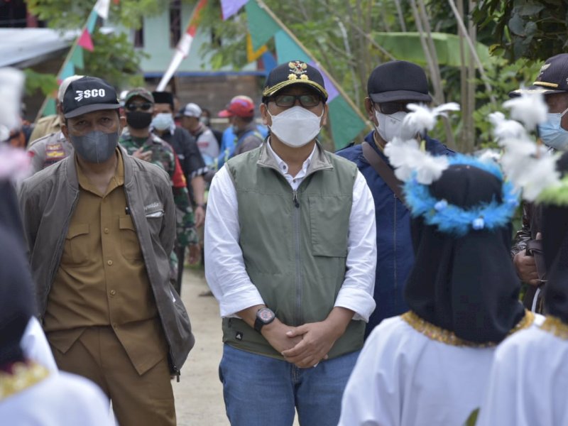 Wabua Suaib Mansur saat menghadiri panen di Seko.