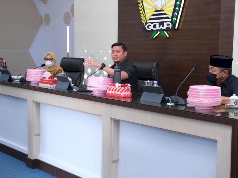 Bupati Gowa, Adnan Purichta Ichsan (tengah).