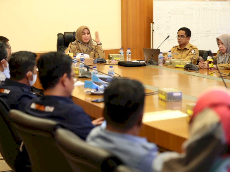 Wakil Wali Kota Makassar, Fatmawati Rusdi (tengah) saat menggelar Rakor dengan Perumda, di Balaikota Makassar.