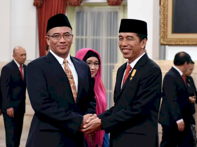 Ketua KPU RI Hasyim Asyari bersama Presiden Jokowi. (Int)
