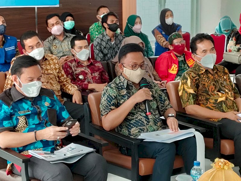 Ilham Azikin saat memaparkan program Bank Sampah di Tim Penilai STBM Award.