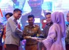 Kabag Humas dan Protokol Wakili Ketua DPRD Makassar Terima Penghargaan SMSI Award
