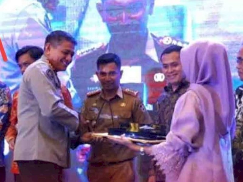Kabag humas dan protokol sekretariat DPRD Kota Makassar, Syahril, menerimaan penghargaan SMSI Award 2023