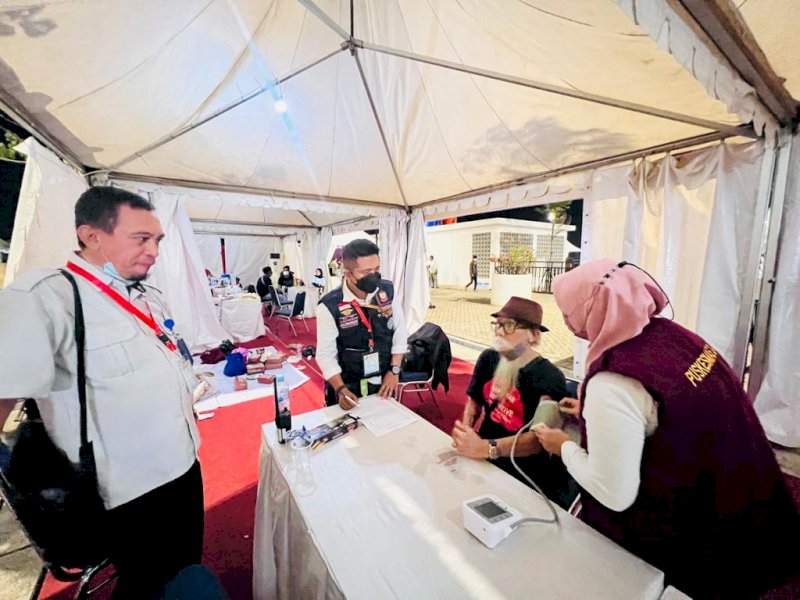 Tim Dinas Kesehatan Makassar saat memeriksa pengunjung F8