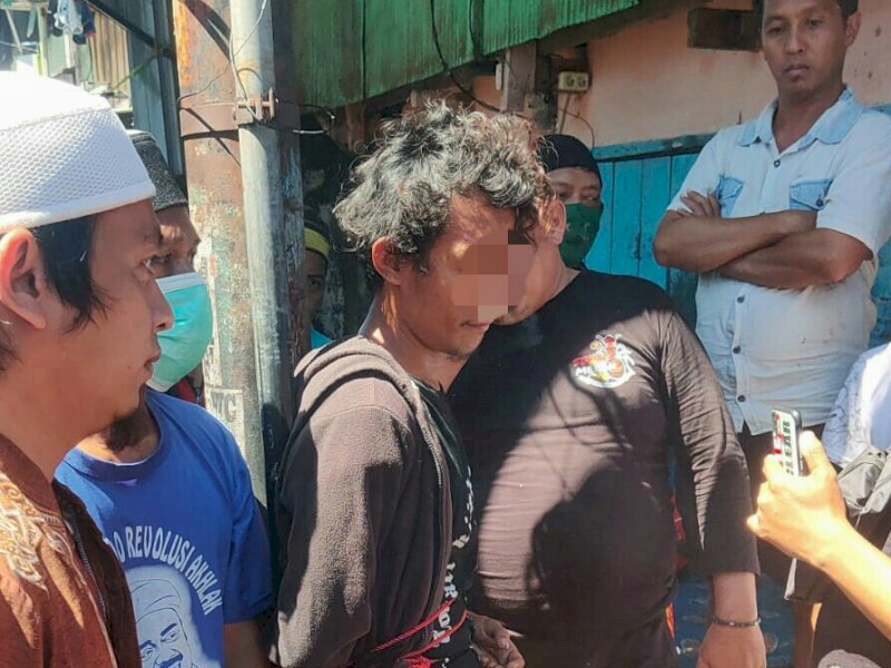 Pelaku pembakaran mimbar masjid saat diamankan.