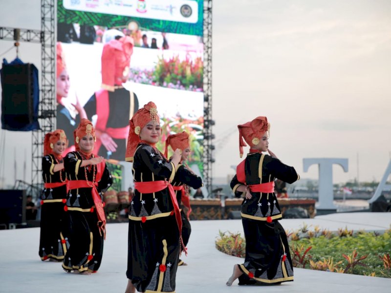 Puluhan musisi dan penari dari Minangkabau ikut meramaikan pagelaran Makassar F8.