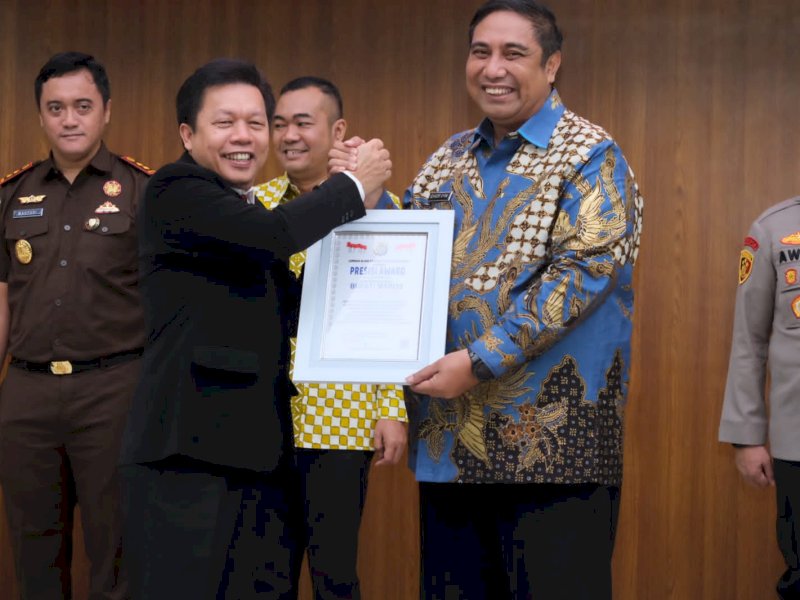 Bupati Maros Chaidir Syam menerima Presisi Award.