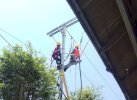 PLN Enrekang Gerak Cepat Amankan Kabel Sambungan Listrik yang Melintang di Jalan