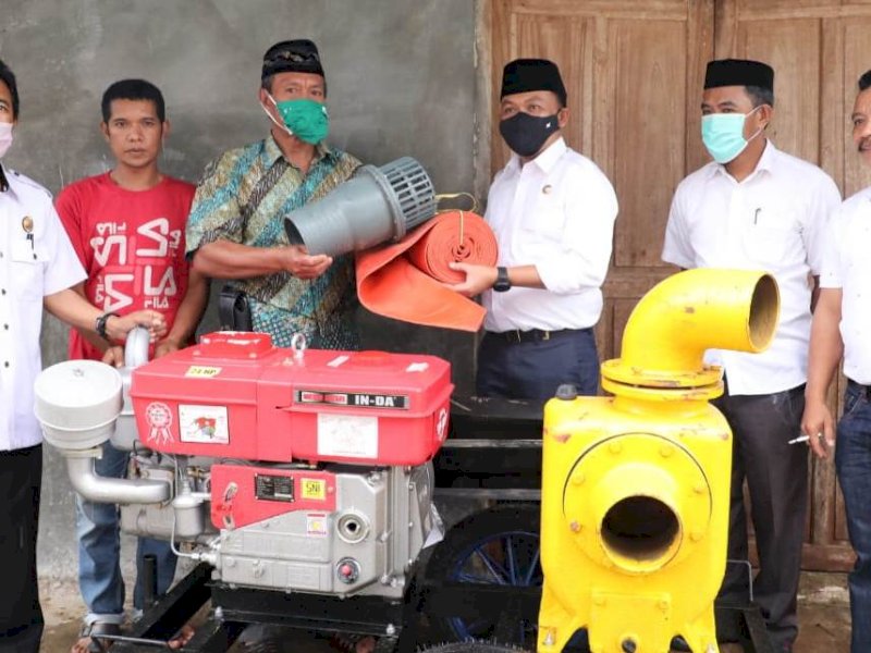 Selain bibit pohon buah, petani di Dusun Panjang, Bantaeng juga menerima bantuan alat pertanian.