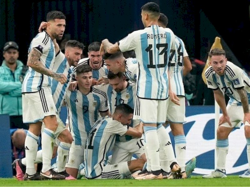 Pemain Argentina merayakan kemenangan usai menaklukkan Prancis di final Piala Dunia 2022. (int)