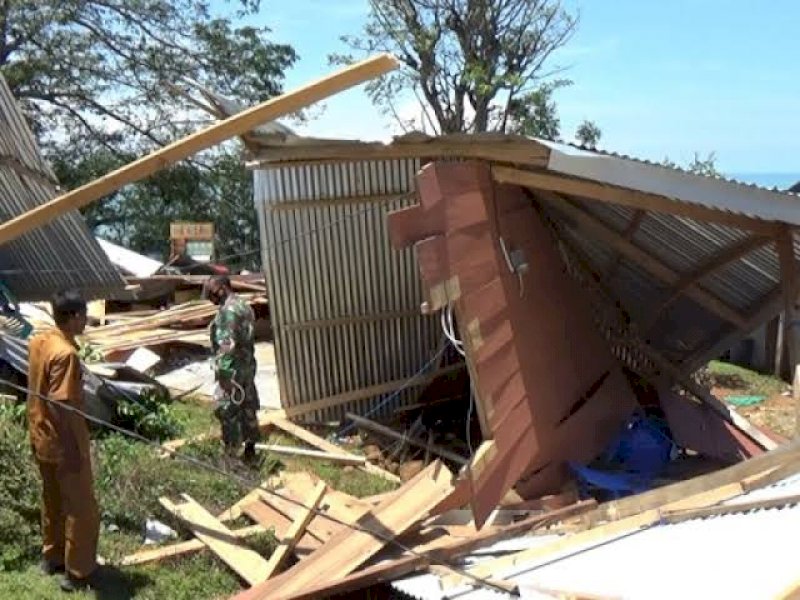 Tampak salah satu rumah warga mengalami kerusakan parah akibat angin puting beliung. 