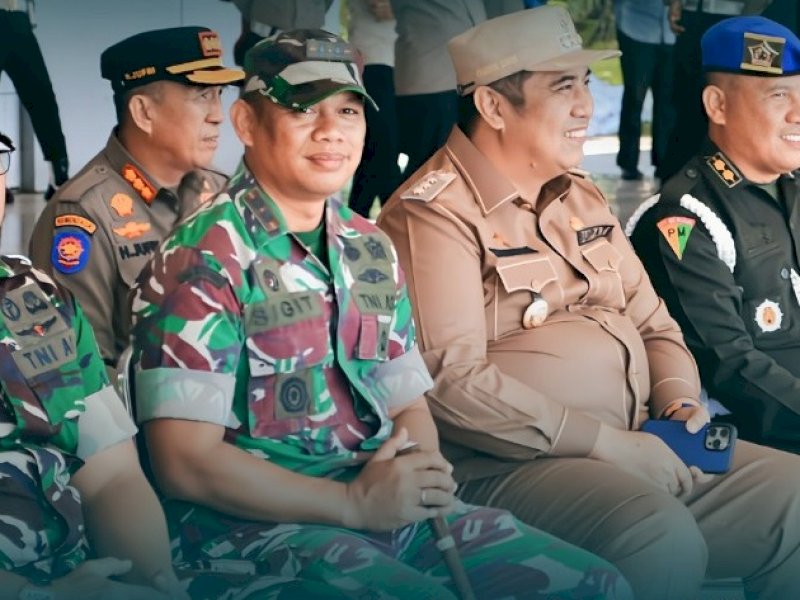 Bupati Chaidir Syam, mendampingi Danrem 141/Toddopuli, Brigjen TNI Sugeng Hartono, dalam memimpin apel gelar pasukan pengamanan presiden