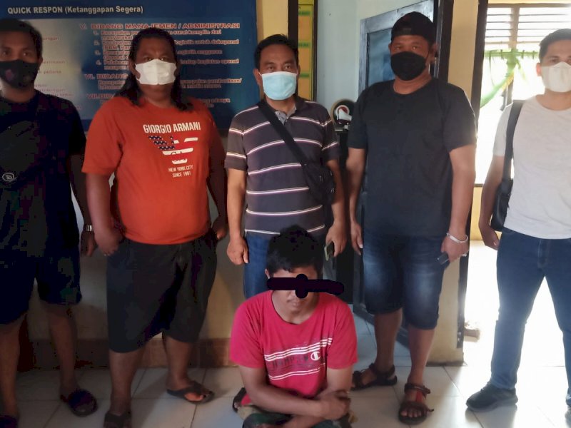 Pelaku pencabulan anak sendiri saat diamankan polisi.