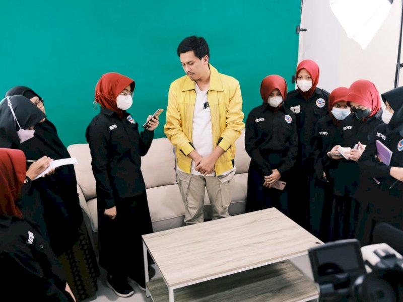 Siswa SD Unggulan Pemda mewawancarai Wakil Ketua DPRD Makassar Andi Nurhaldin Nurdin Halid. (Ist)