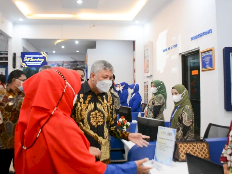 Bupati Pinrang Irwan Hamid meresmikan MPP. (Foto: Ist)