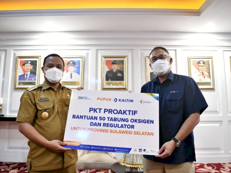 Andi Sudirman Sulaiman saat menerima bantuan tabung oksigen dari PT Pupuk Kaltim.