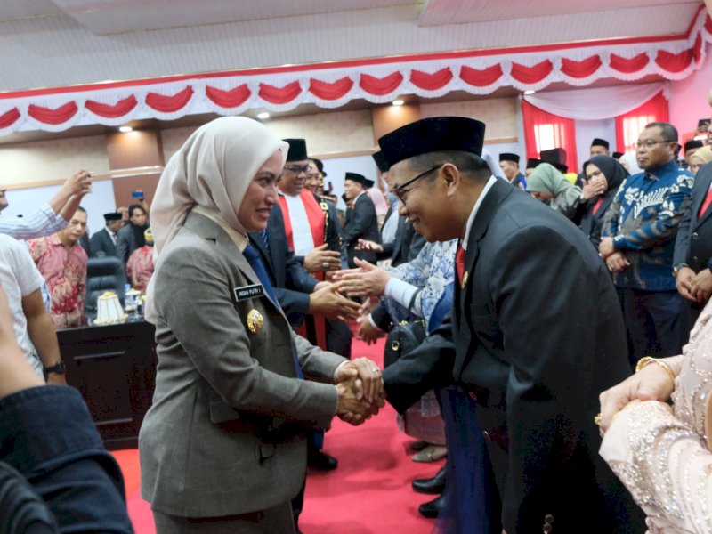 Bupati Luwu Utara, Indah Putri Indriani menyalami anggota dewan yang telah dilantik, Selasa (27/08/2024).