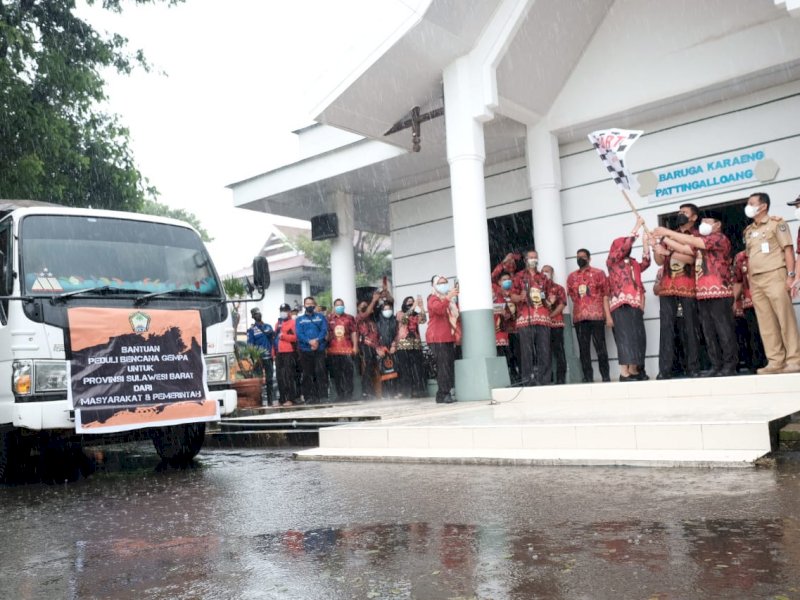 Proses pelepasan keberangkatan bantuan Pemkab Gowa untuk korban bencana di Sulbar.