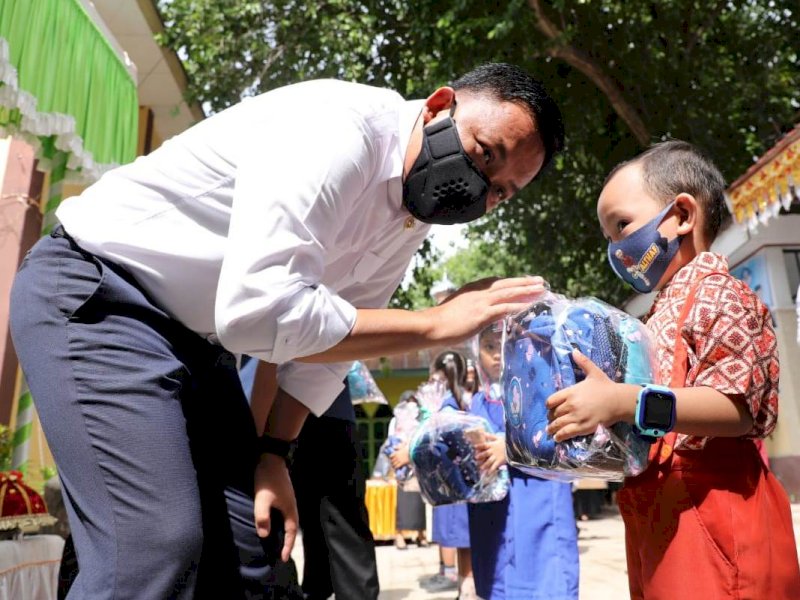 Bupati Bantaeng, Ilham Azikin menyerahkan bantuan perlengkapan sekolah gratis, Rabu (30/12/2020).