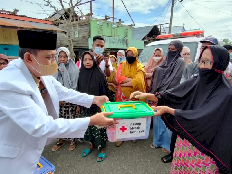 Bupati Wajo Amran Mahmud serahkan bantuan. Foto: Andi Erwin