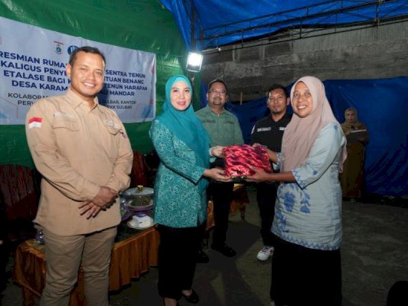 Pj Ketua Dekranasda Sulbar Ny Hj Sofha Marwah Bahtiar, meresmikan Rumah Produksi Sentra Tenun Sutra Mandar