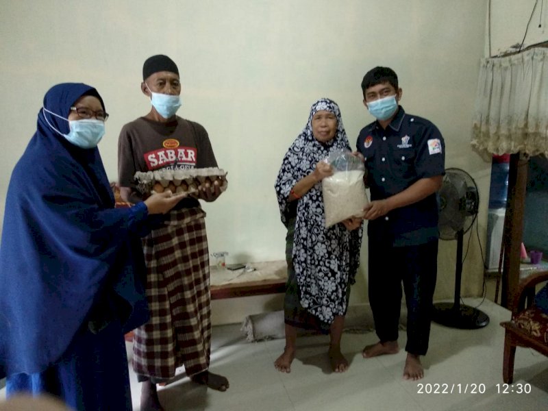 Bakrie Centre Foundation menyalurkan paket asupan nutrisi berupa paket sembako kepada 48 pasien TBC di Makassar. (Ist)