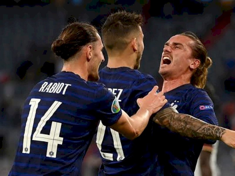 Pemain Prancis melakukan selebrasi usai membobol gawang Jerman.