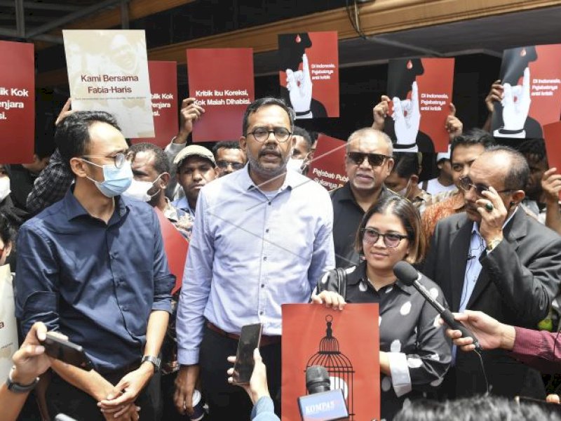 Haris Azhar bersama Fatia saat pelimpahan tahap dua ke Kejaksaan. 