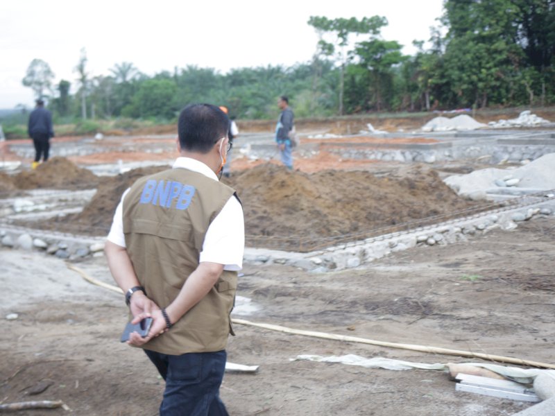 Peninjauan pembangunan huntap di Lutra.