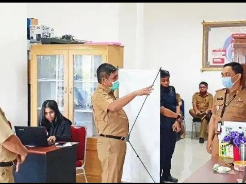 Pjs Bupati Toraja Utara Amson Padolo melakukan sidak di hari pertama masuk kerja