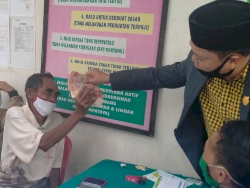 Welem Sambolangi berhasil menyelesaikan masalah yang terjadi di Lembang Kandua, Kecamatan Bittuang saat pembagian Bantuan langsung tunai (BLT), Kamis (14/5/2020).