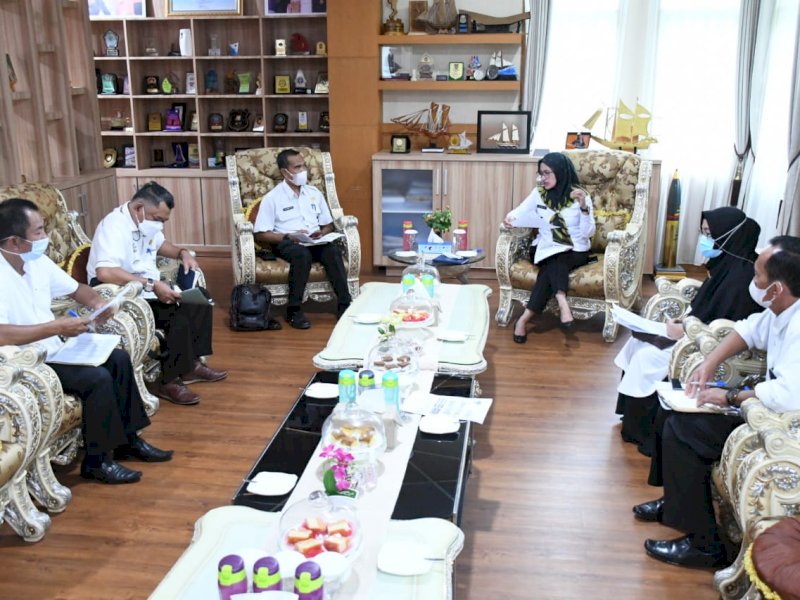 Bupati Lutra Indah Putra Indriani mengumpulkan para pejabat membahas soal Covid dan vaksinasi. 