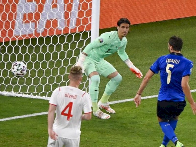 Italia membungkam Swiss 3-0 untuk memastikan tiket ke 16 besar. 